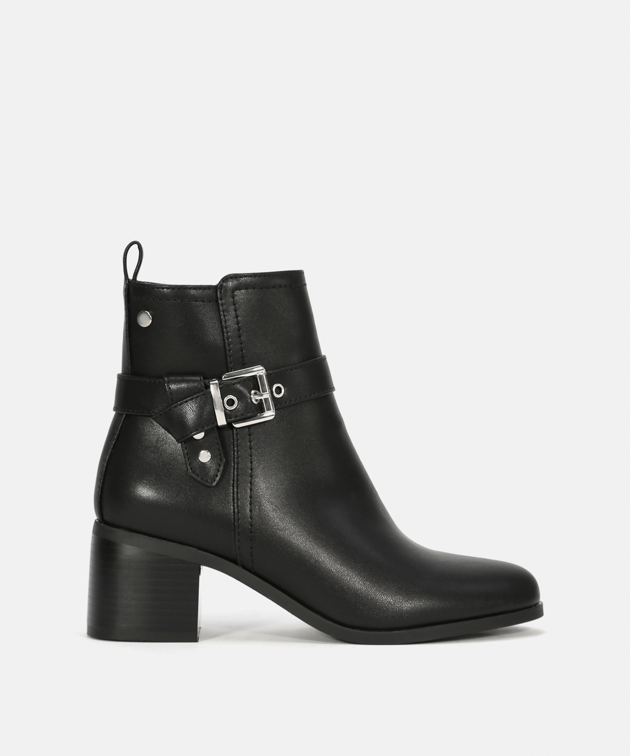 Botins pretos salto fivela